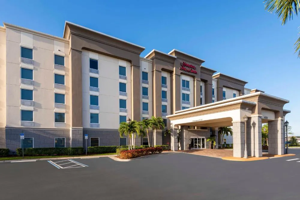 Hampton Inn & Suites Fort Myers - Colonial Blvd hotel hero
