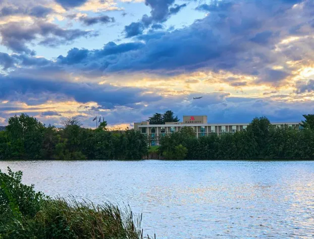Washington Dulles Airport Marriott hotel detail image 2