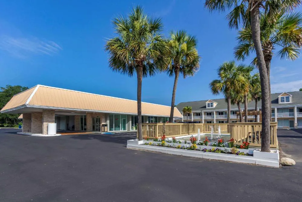Quality Inn & Suites Pawleys Island hotel hero