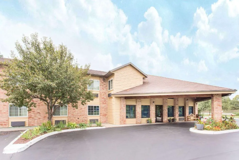 Baymont by Wyndham Muskegon hotel hero