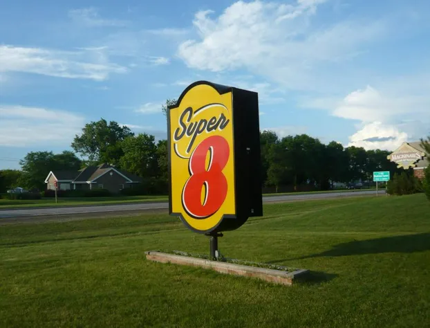 Super 8 by Wyndham Green Bay I-43 Bus. Park hotel detail image 2