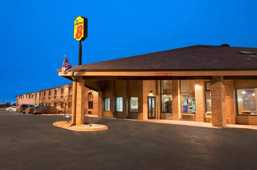 Super 8 by Wyndham Green Bay I-43 Bus. Park hotel hero