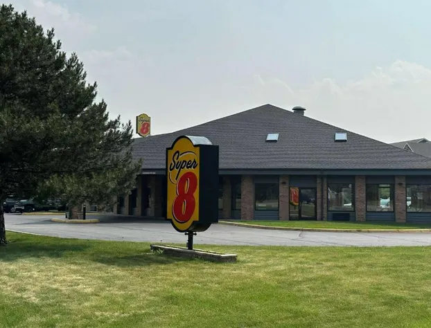 Super 8 by Wyndham Green Bay I-43 Bus. Park hotel detail image 1