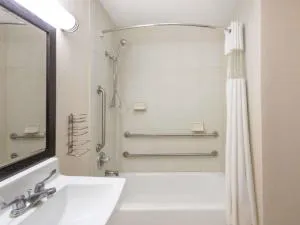 Baymont by Wyndham Metropolis hotel detail image 3