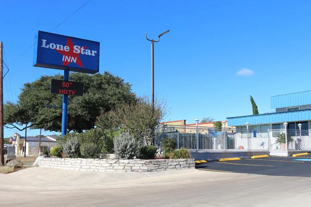 LoneStar Inn hotel hero