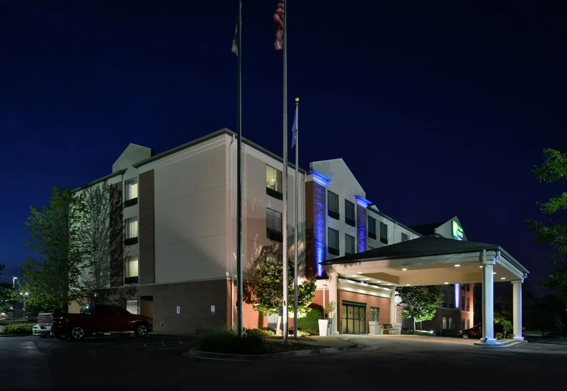Holiday Inn Express & Suites New Berlin by IHG hotel hero