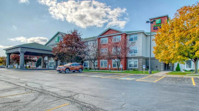 Holiday Inn Express Hotel & Suites Oshkosh, an IHG Hotel hotel detail image 1