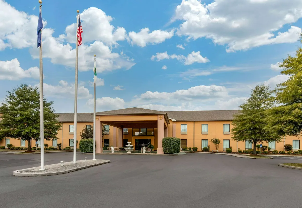 Quality Inn & Suites Benton - Draffenville hotel hero