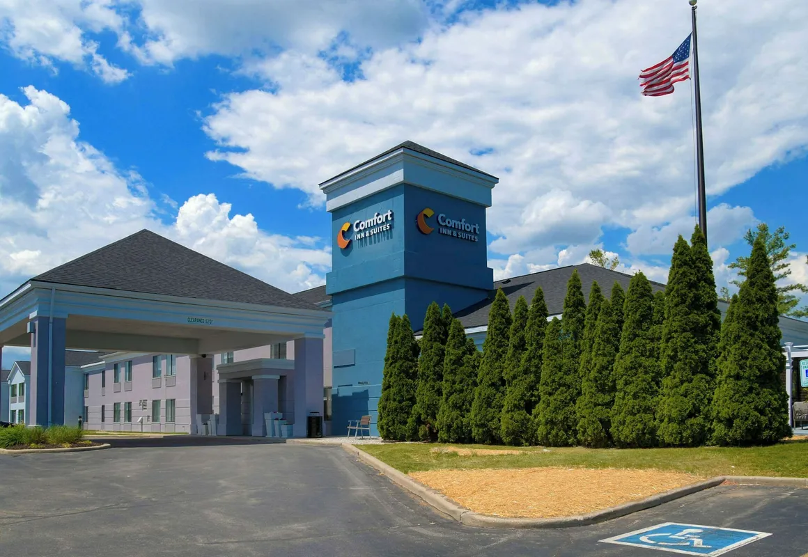 Comfort Inn & Suites NW Milwaukee hotel hero