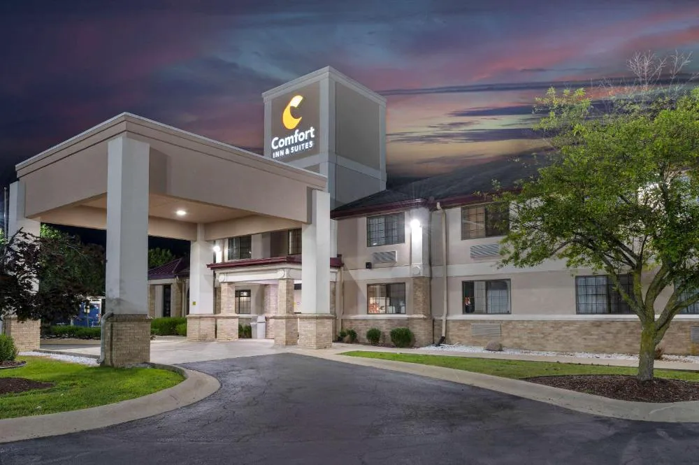 Comfort Inn & Suites Napoleon hotel hero