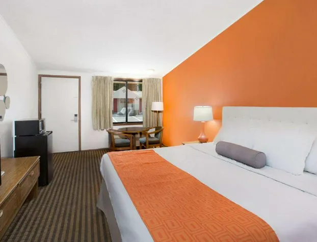 Howard Johnson by Wyndham Wilmington hotel detail image 4