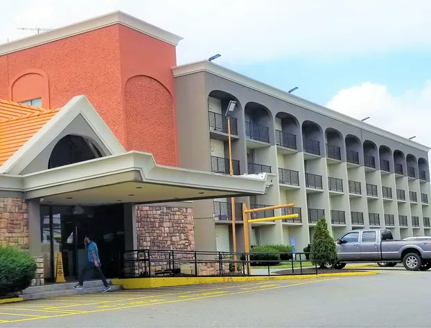 Howard Johnson by Wyndham Clifton NJ hotel detail image 1