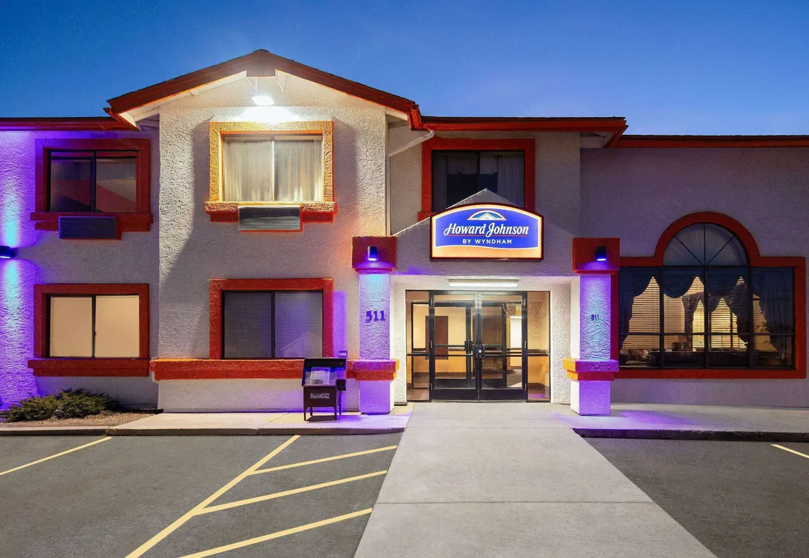 Howard Johnson by Wyndham Williams hotel hero