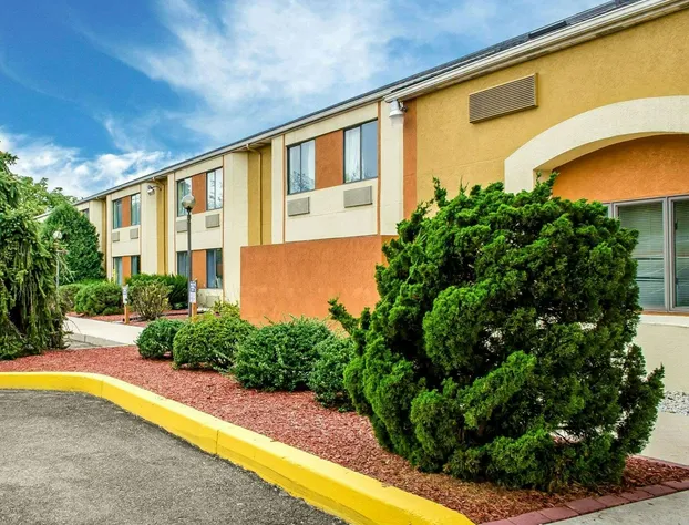 Econo Lodge Harrisburg - Hershey North hotel detail image 3