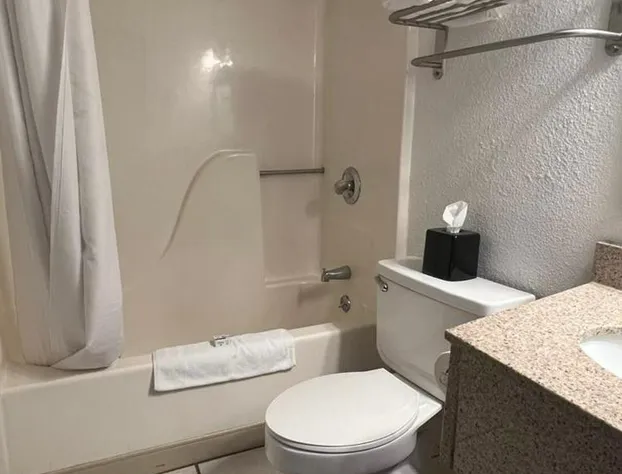 Ramada by Wyndham Effingham hotel detail image 4