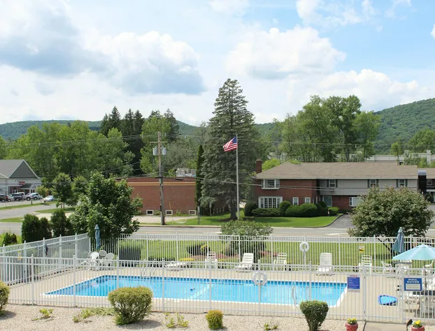 Howard Johnson by Wyndham Lenox hotel detail image 1