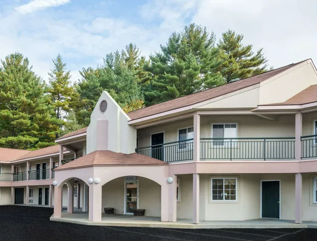 Howard Johnson by Wyndham Lenox hotel detail image 3