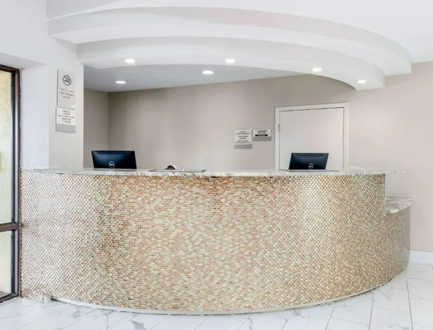 Clarion Inn & Suites Kissimmee-Lake Buena Vista South hotel detail image 3