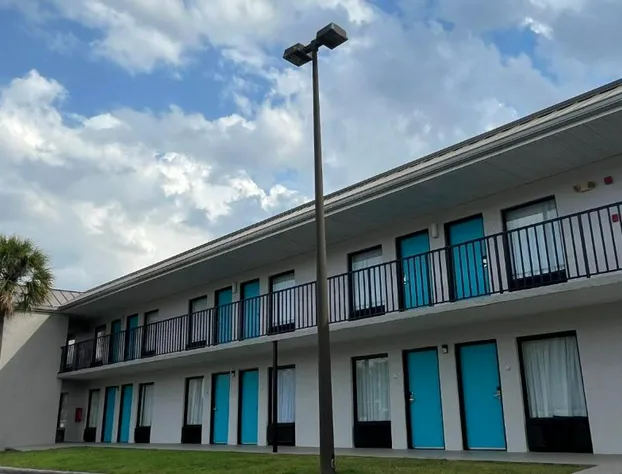 Clarion Inn & Suites Kissimmee-Lake Buena Vista South hotel detail image 2