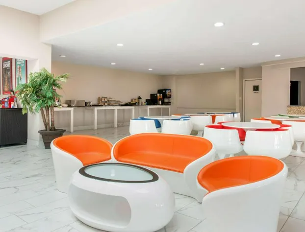 Clarion Inn & Suites Kissimmee-Lake Buena Vista South hotel detail image 4