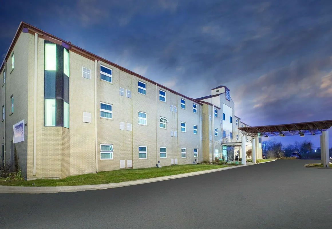 Travelodge by Wyndham Romulus Detroit Airport hotel hero