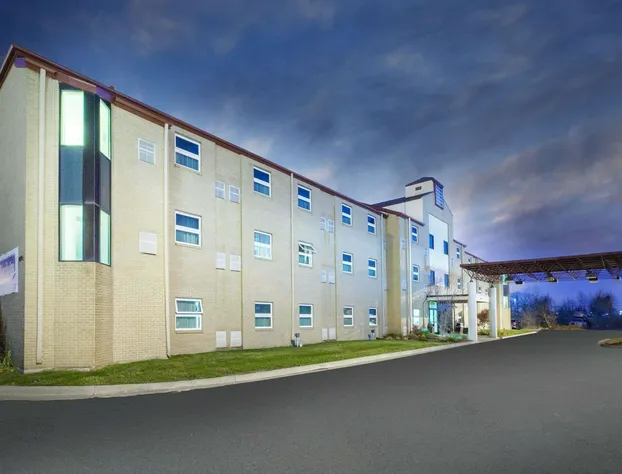 Travelodge by Wyndham Romulus Detroit Airport hotel detail image 1