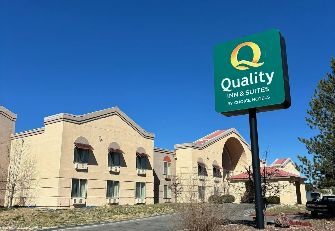 Quality Inn & Suites Farmington hotel hero