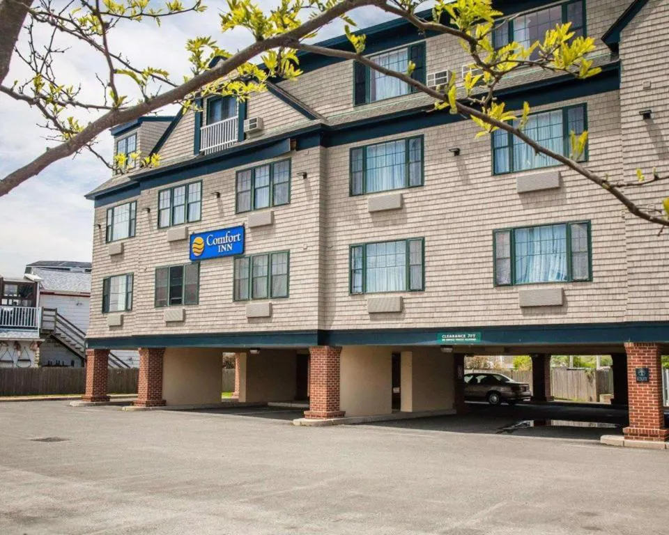 Comfort Inn at Newport Beach Middletown hotel hero