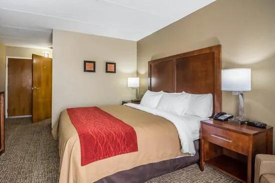 Comfort Inn & Suites Hamilton Place hotel hero