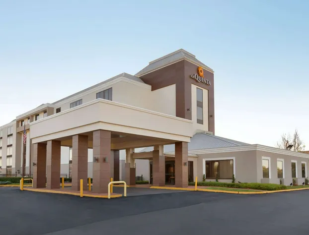 La Quinta Inn & Suites by Wyndham Dothan hotel detail image 1