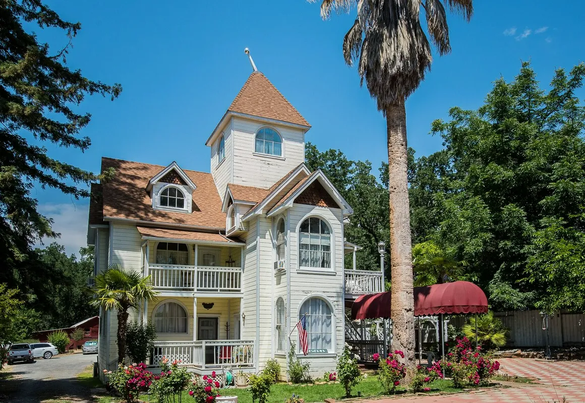 The Palm Hotel hotel hero