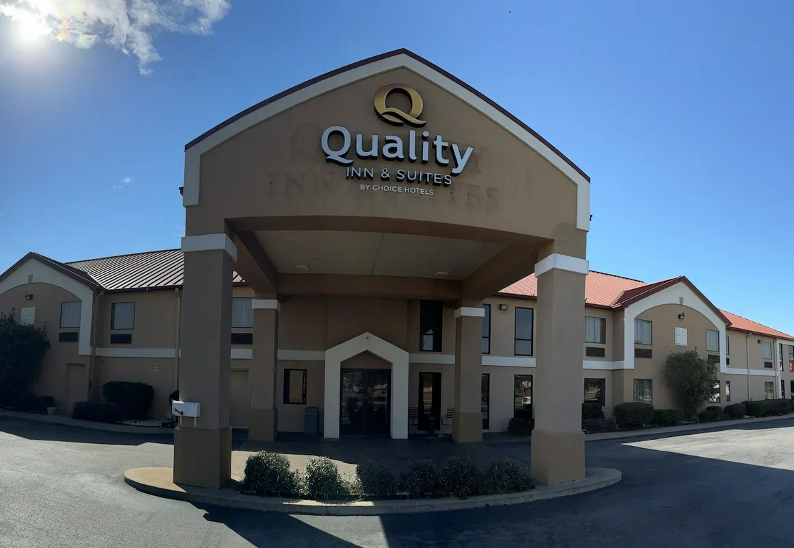 Quality Inn & Suites Pine Bluff hotel hero