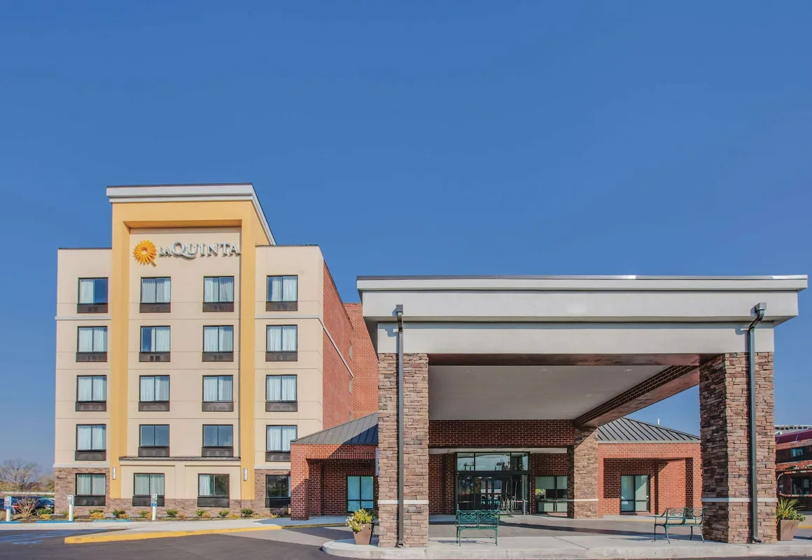 La Quinta Inn & Suites by Wyndham Philadelphia Airport hotel hero