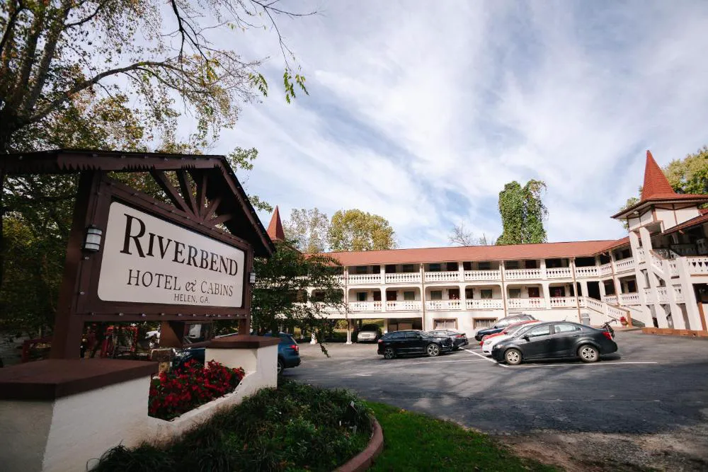 Riverbend Motel & Cabins hotel hero