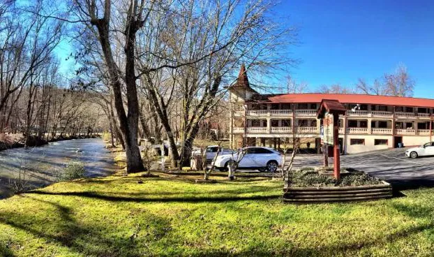 Riverbend Motel & Cabins hotel detail image 2