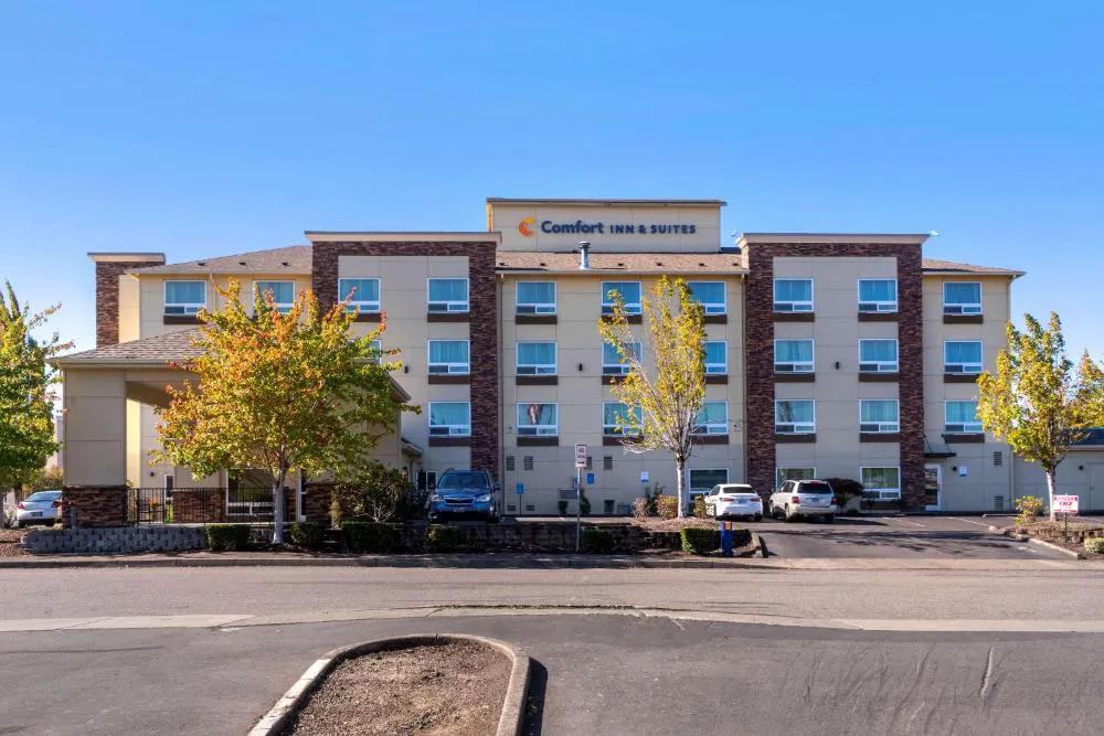 Comfort Inn & Suites Salem Northeast hotel hero