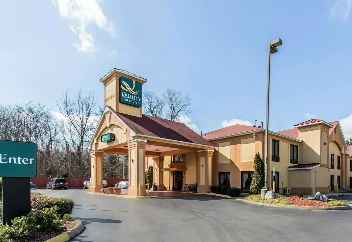 Quality Inn & Suites Memphis East hotel hero