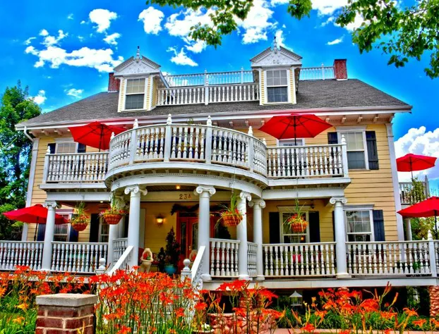 Big Yellow Inn hotel detail image 1