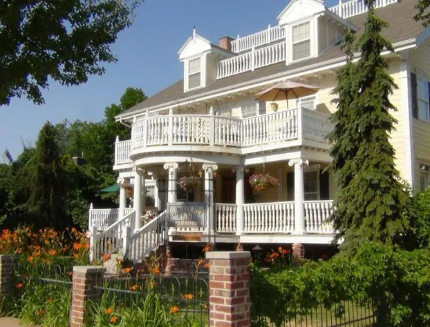 Big Yellow Inn hotel detail image 2