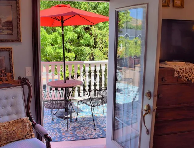 Big Yellow Inn hotel detail image 3