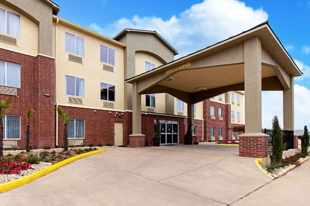 Comfort Inn and Suites Fredericksburg hotel hero