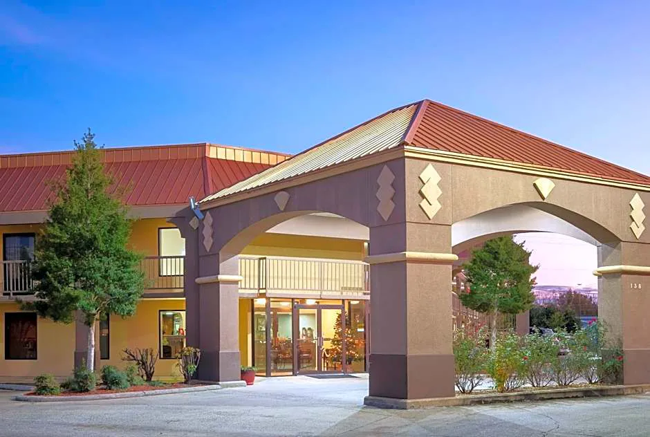 Red Roof Inn & Suites Oxford hotel hero