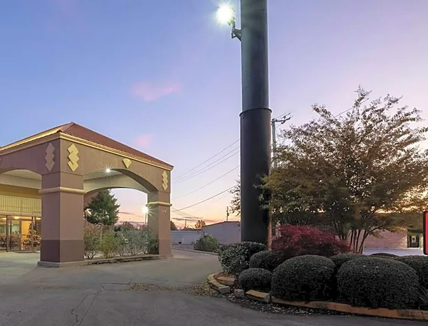 Red Roof Inn & Suites Oxford hotel detail image 1