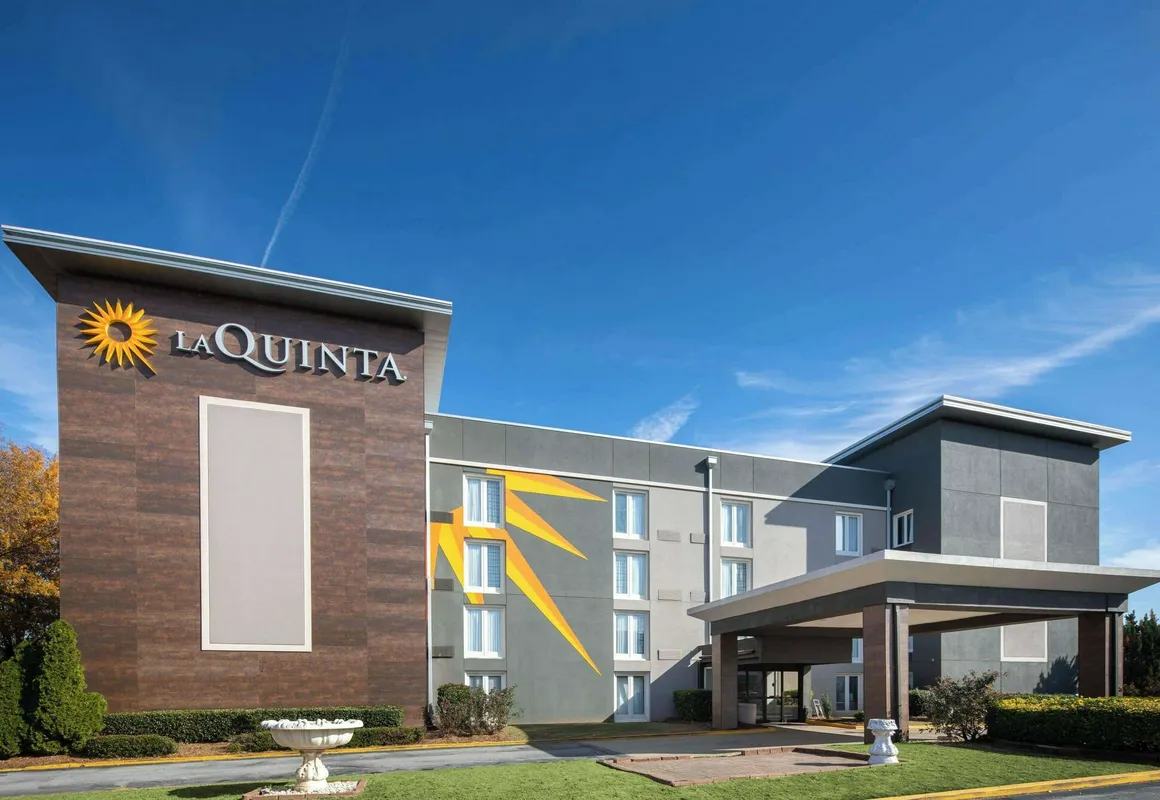 La Quinta Inn & Suites by Wyndham Atlanta Airport South hotel hero