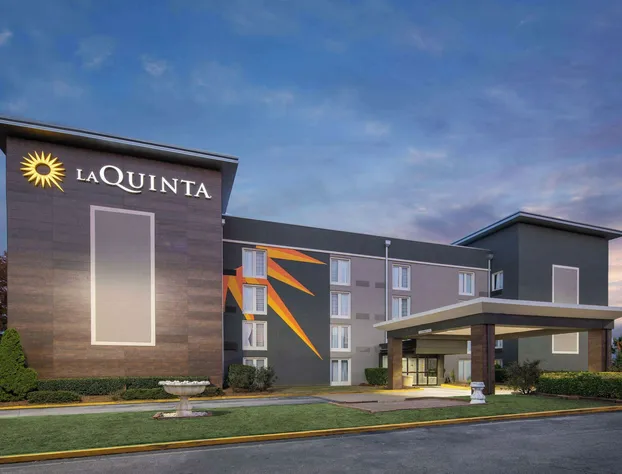 La Quinta Inn & Suites by Wyndham Atlanta Airport South hotel detail image 3