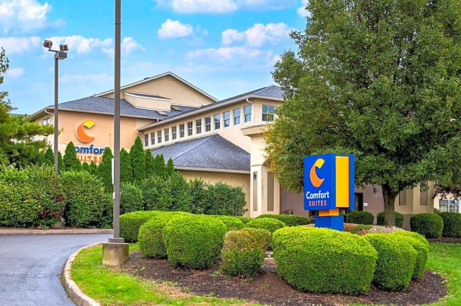 Comfort Suites hotel hero