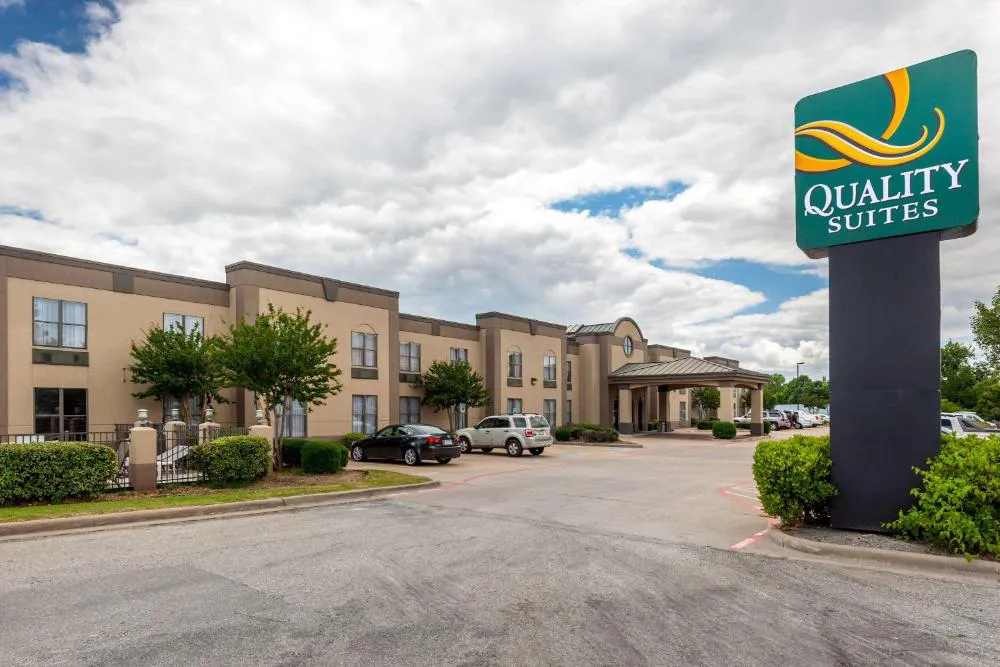 Quality Suites Sherman hotel hero
