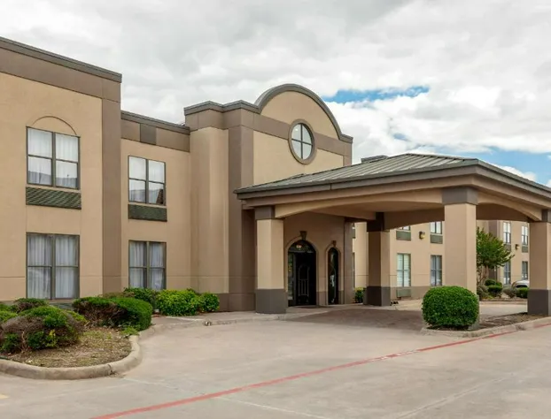 Quality Suites Sherman hotel detail image 2