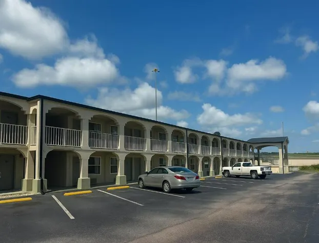 Days Inn by Wyndham Bradenton I-75 hotel detail image 1