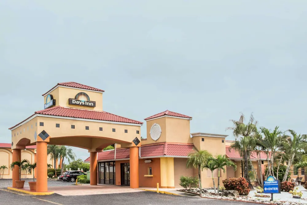 Days Inn by Wyndham Fort Myers hotel hero